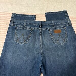 Men’s Wrangler jeans Retro relaxed boot cut 42 x 32 excellent used condition.